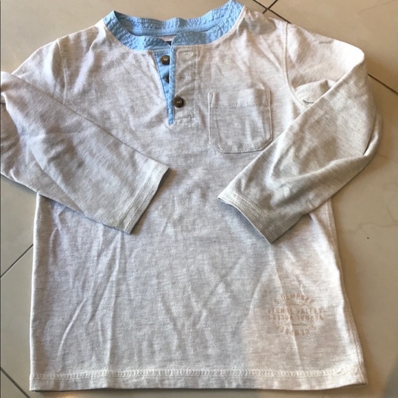 H&M long sleeve tee with buttons. - Picture 1 of 3